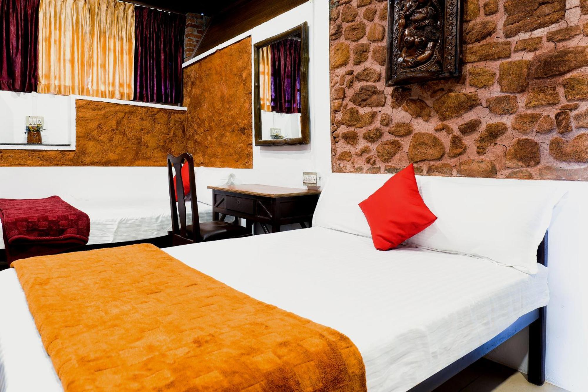 Hotel Exotica Holidays à Viripara Extérieur photo