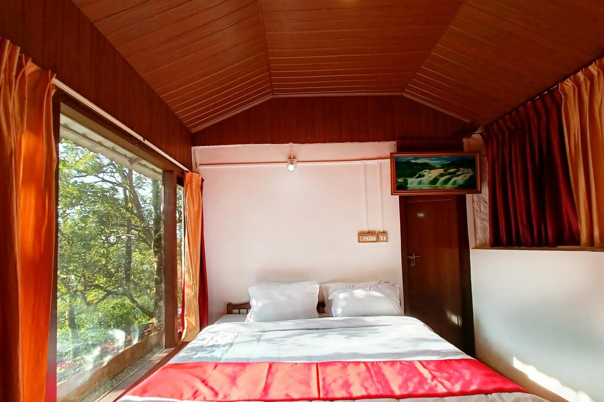 Hotel Exotica Holidays à Viripara Extérieur photo