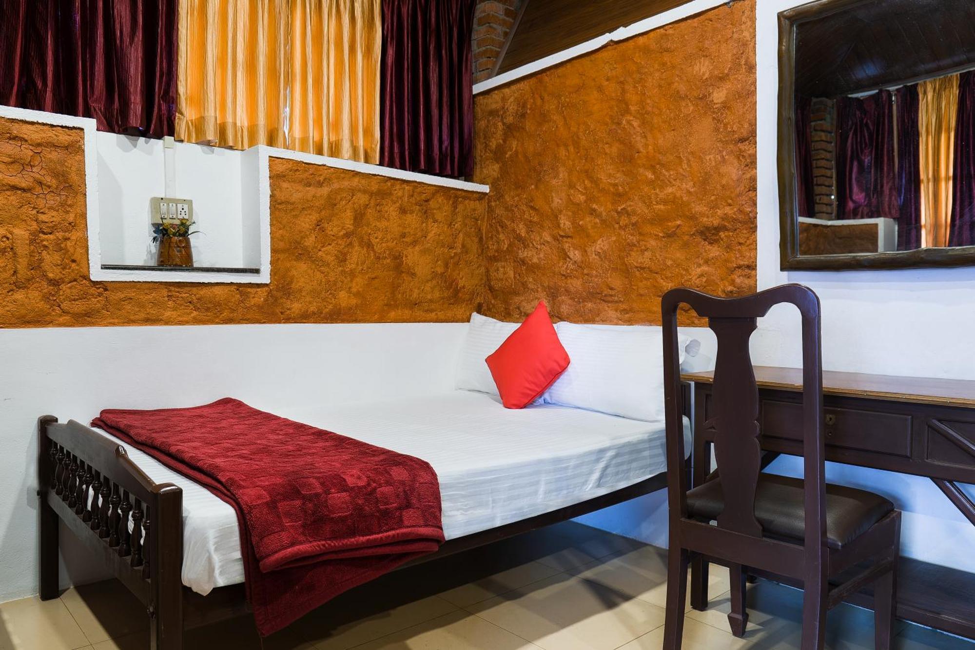 Hotel Exotica Holidays à Viripara Extérieur photo
