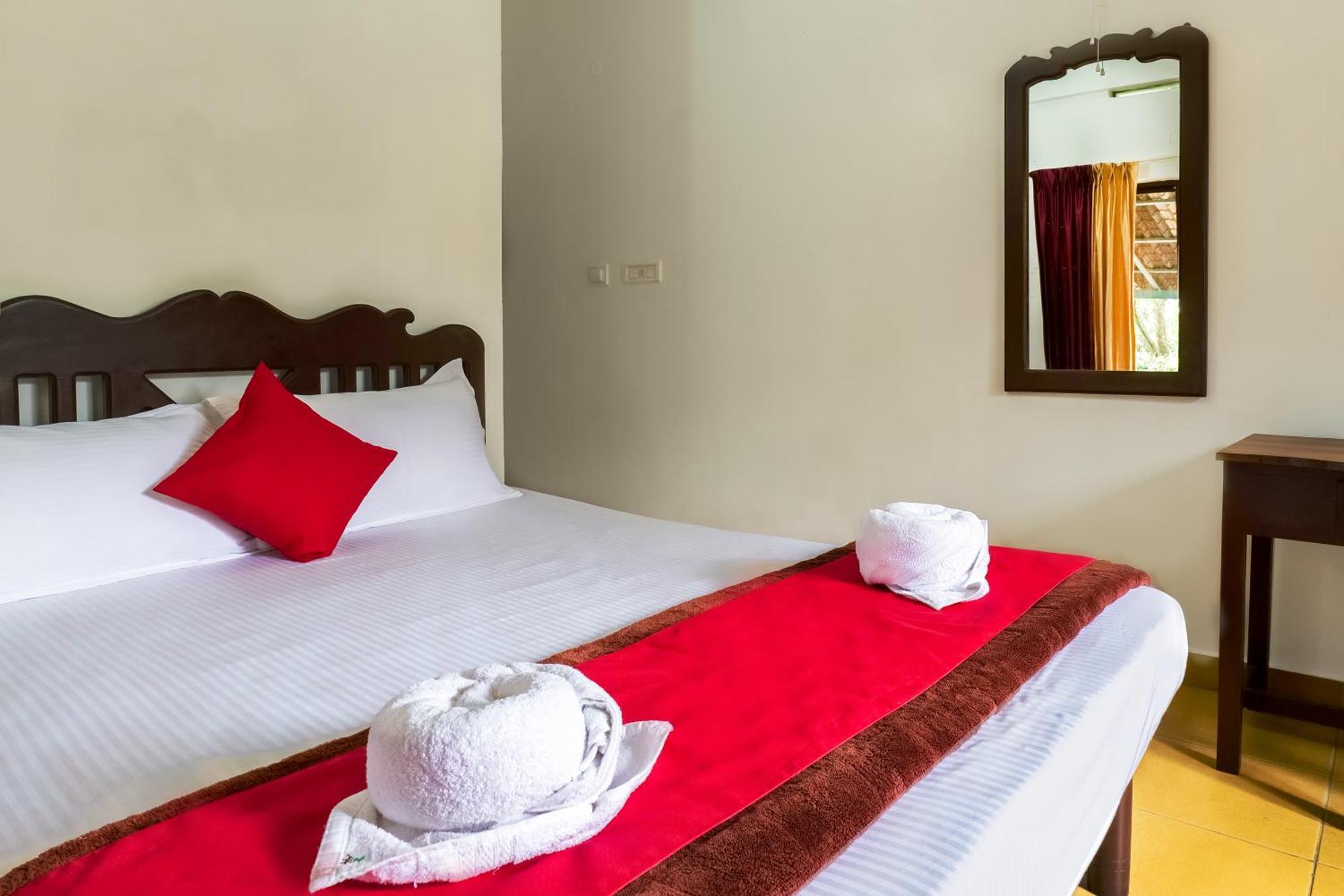 Hotel Exotica Holidays à Viripara Extérieur photo