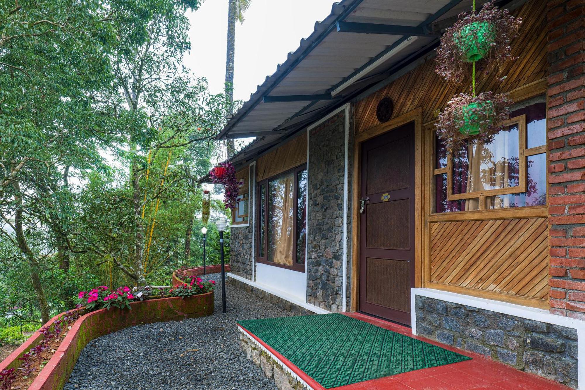 Hotel Exotica Holidays à Viripara Extérieur photo