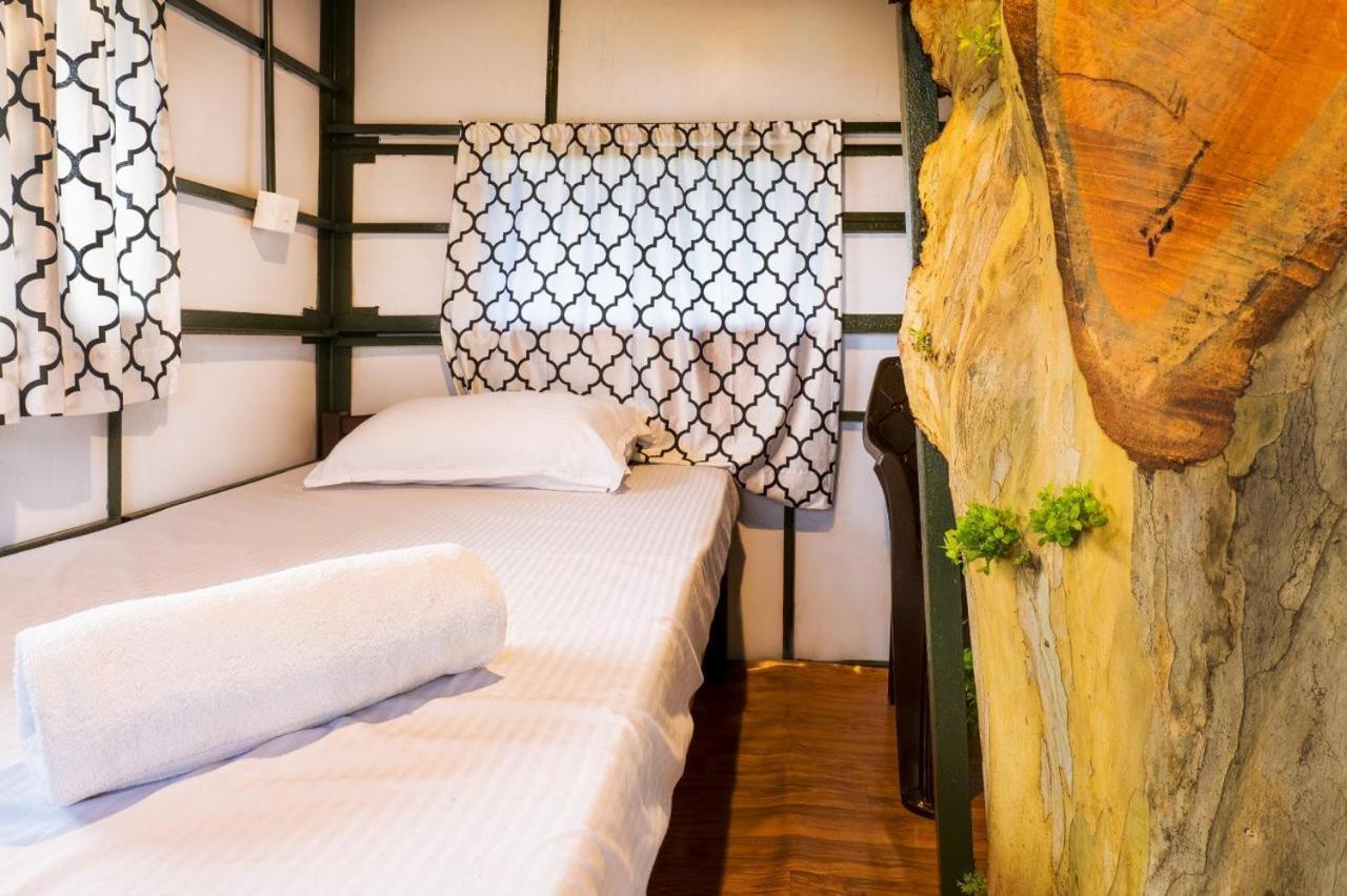 Hotel Exotica Holidays à Viripara Extérieur photo